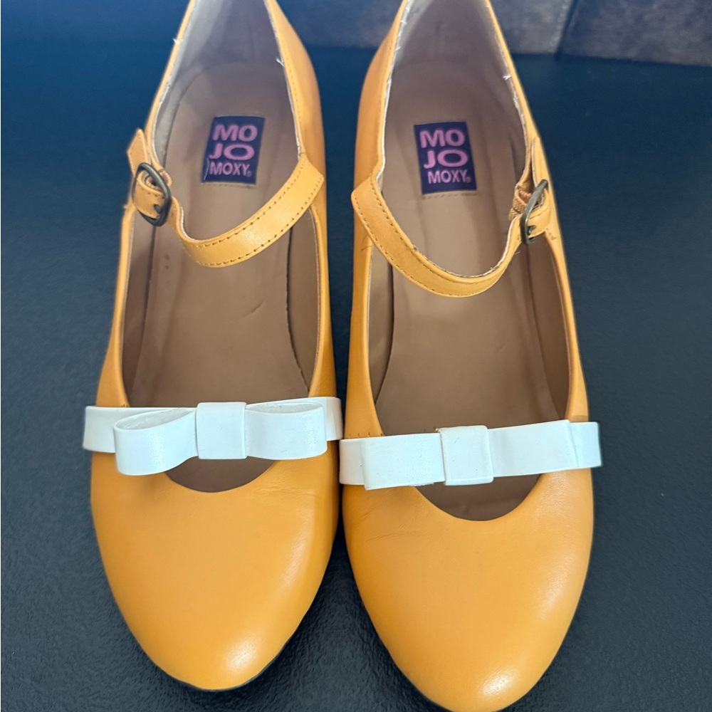 Mojo Moxy Yellow Heels with White Bow size 9